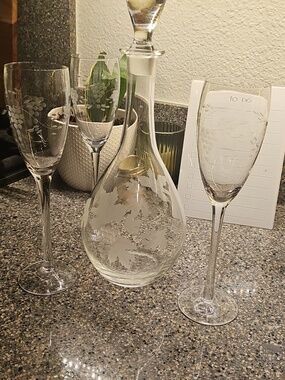 STUNNING VINTAGE CRYSTAL GRAPE ETCHED WINE DECANTER AND FLUTES